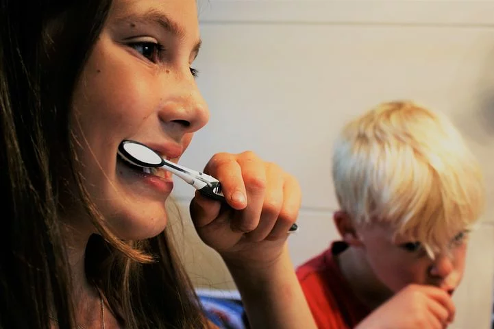 Chirurg dentysta tłumaczy, w jaki sposób uzyskać śliczny uśmiech i białe zęby przez implanty