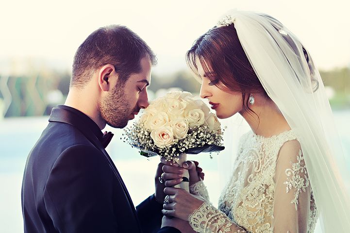 Uczesanie na zawarcie związku małżeńskiego i makijaż – jak wyglądać kapitalnie na osobistym ślubie?